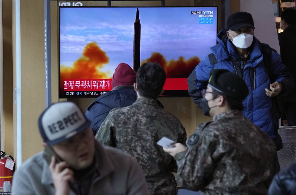 Nort Korea ta lansa dies rakèt / Sur Korea ta rospondé ku kontra atake