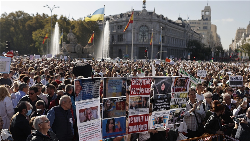 Protesta masivo na Spaña kontra maneho di salubridat